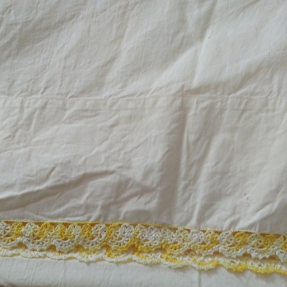 Penney's Percale Double Flat Sheet Yellow 81" X 108" - Picture 10 of 11